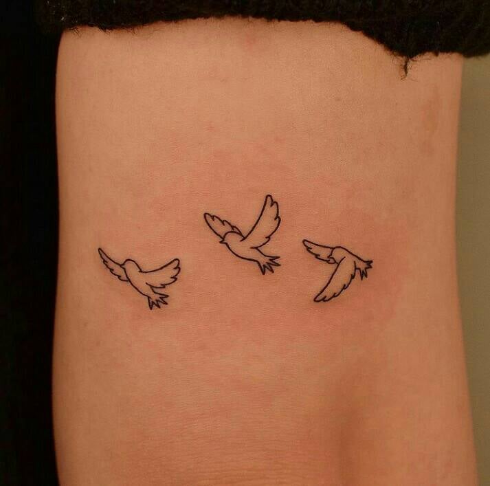 132 zarte kleine schwarze Tattoos. Drei Vögel mit Flügeln in verschiedenen Positionen