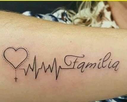 137 Tatuaggi elettro con rosario a forma di cuore sull'avambraccio con iscrizione di famiglia