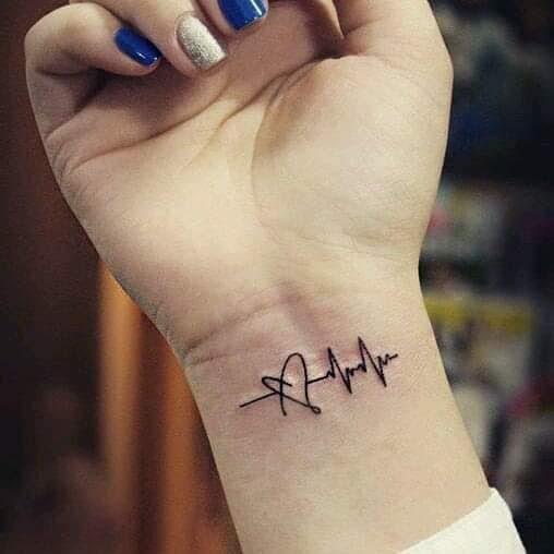 139 Electros-Tattoos am Handgelenk mit einem kleinen Herzen