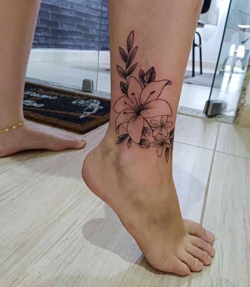 139 Tatuagens no Tornozelo e no Peito do Pé Flor e folhas tipo sino