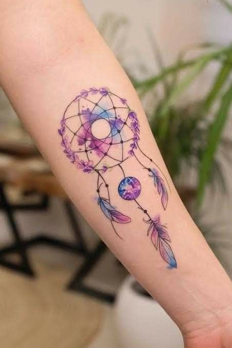 14 Tatuagens de Dreamcatcher no antebraço em tons de violeta e azul com pedras preciosas e penas da mesma cor