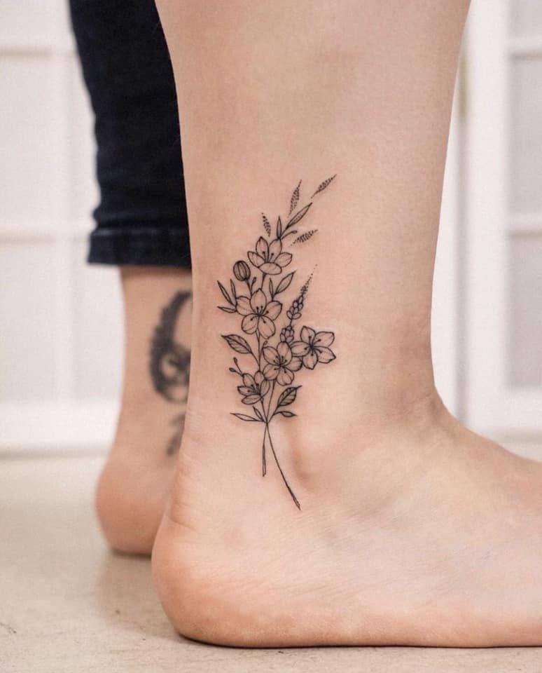 14 Tatuajes en Tobillos Fino Negro minimalista pequeno ramito de flores y hojas