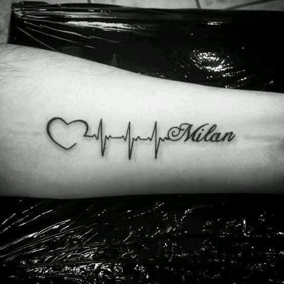 147 tatouages Electros sur l'avant-bras avec le nom Milan avec un coeur en noir