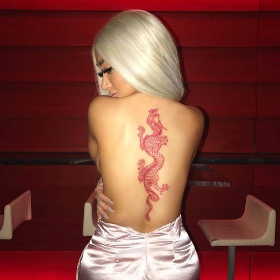 15 tatuaggi della colonna vertebrale della donna sul drago rosso posteriore