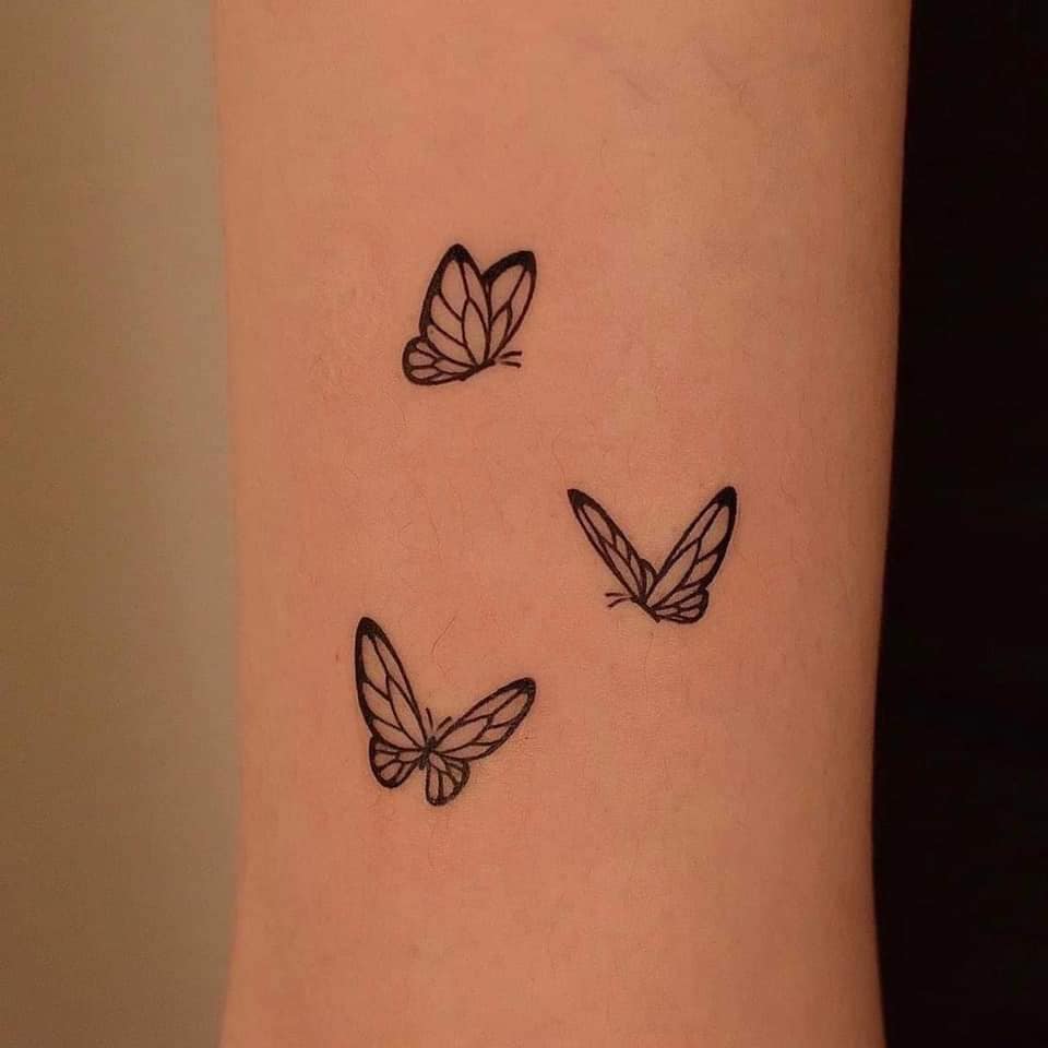 15 kleine minimalistische Tattoos mit drei Schmetterlingen