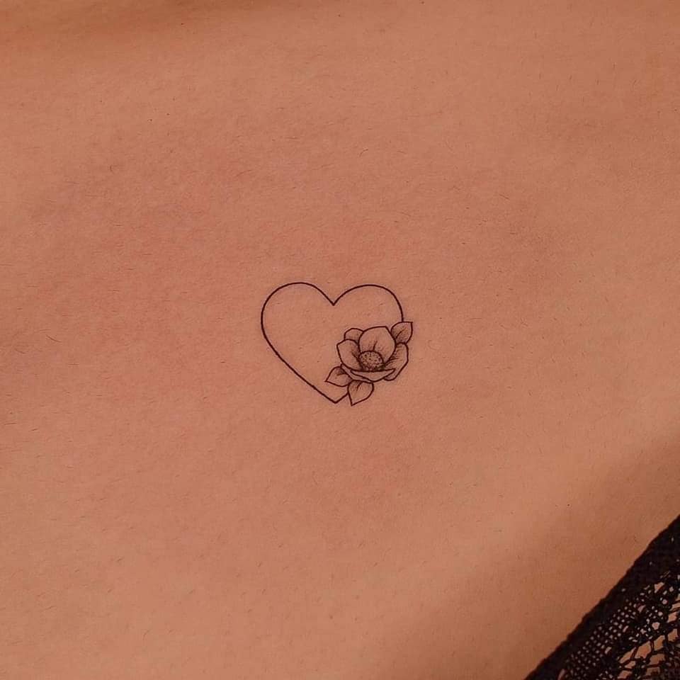 15 tatuaggi estetici Bellissimi piccoli tatuaggi minimalisti con un grande cuore Zoom con fiorellini