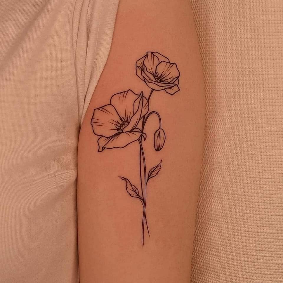 15 tatuaggi estetici Bellissimi piccoli tatuaggi minimalisti con molti fiori Zoom in contorno nero sul braccio