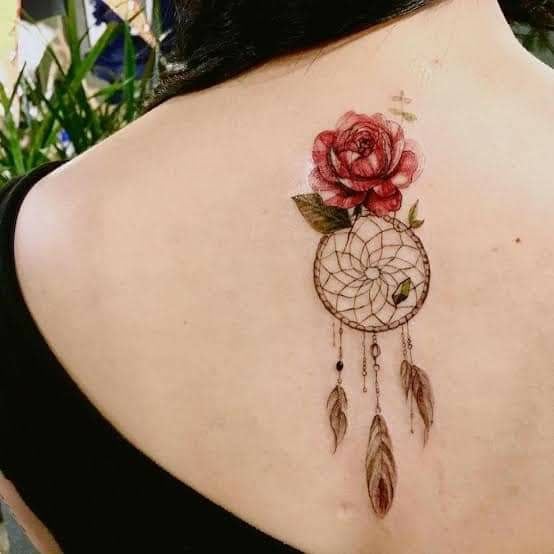 15 Tatuajes de Atrapasuenos Rosa Roja con plumas marrones y hojas verde marrones en espalda