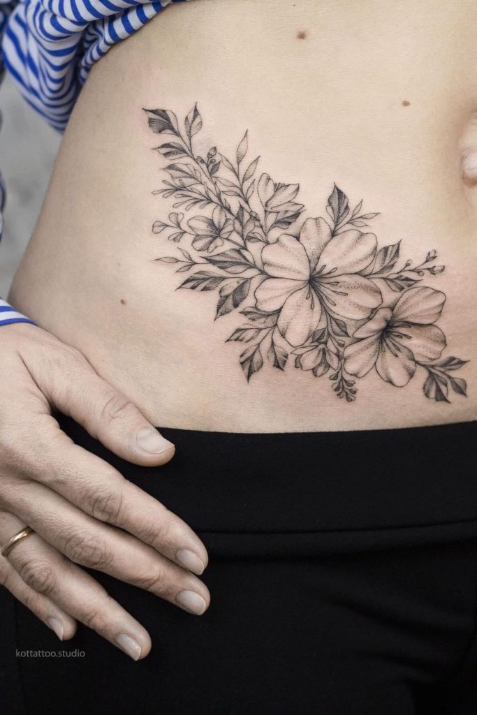 16 Tatuaggi sull'addome Fiori con rami e foglie sul lato destro