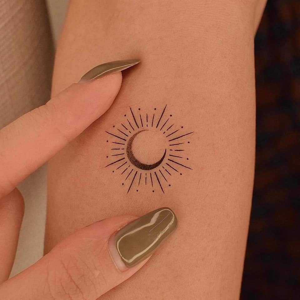 16 wunderschöne kleine, minimalistische ästhetische Tattoos mit viel Zoom-Sonne und Mond auf dem Unterarm
