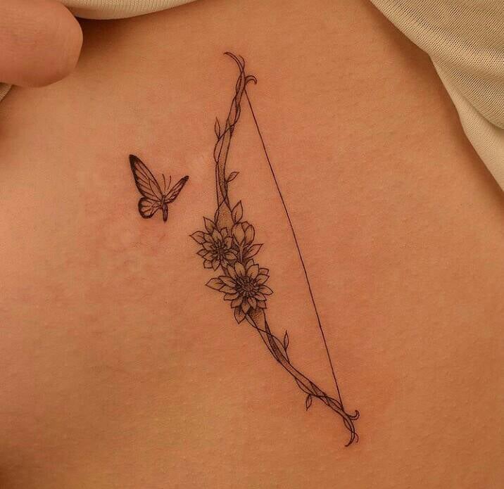 169 Delicato piccolo fiocco nero per tatuaggi fatto di rami e fiori con farfalla