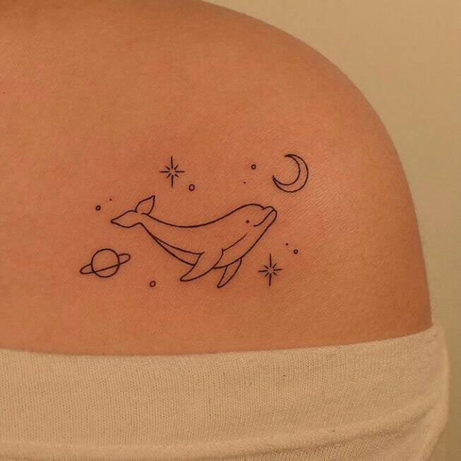 182 Delicati tatuaggi di piccole balene nere con luna, stelle e Saturno