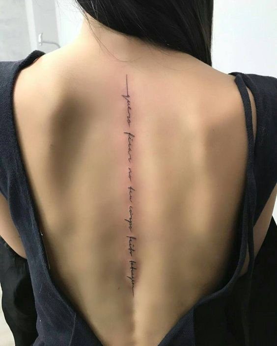 19 Mujer columna tatuajes en la espalda Frase en letra pequena