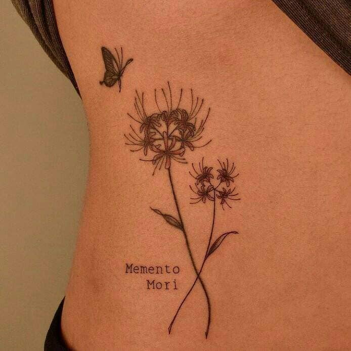 190 tatouages esthétiques Beau petit papillon minimaliste fleur exotique memento mori sur les côtes
