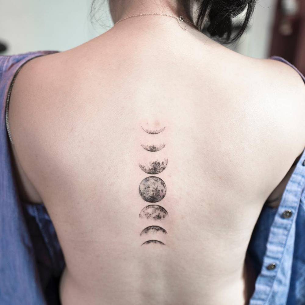 20 Mujer columna tatuajes en la espalda Fases lunares realista
