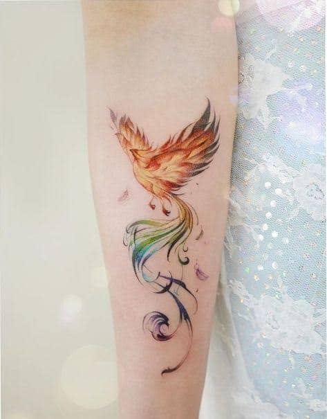 20 Phönix-Vogel-Tattoo auf dem Unterarm, rot, orange, grün, blau, schwarz