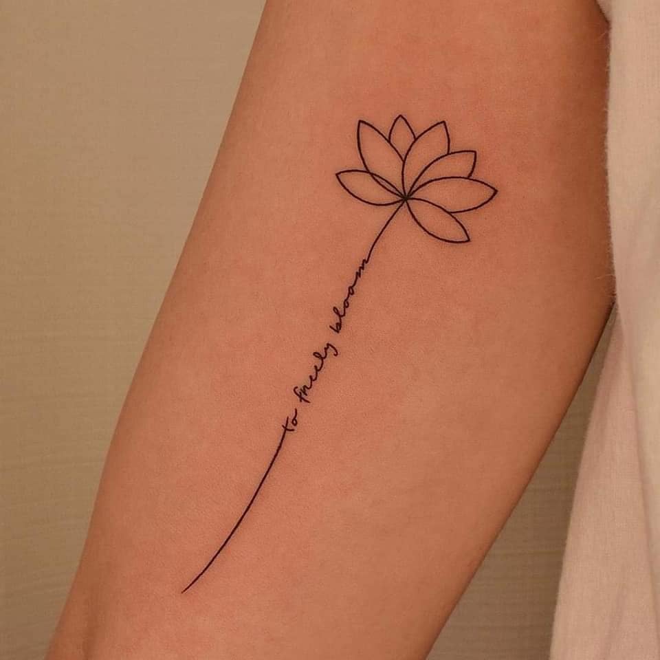 20 wunderschöne kleine minimalistische ästhetische Tattoos mit vielen Zoom-Lotusblüten mit Inschrift auf dem Stiel