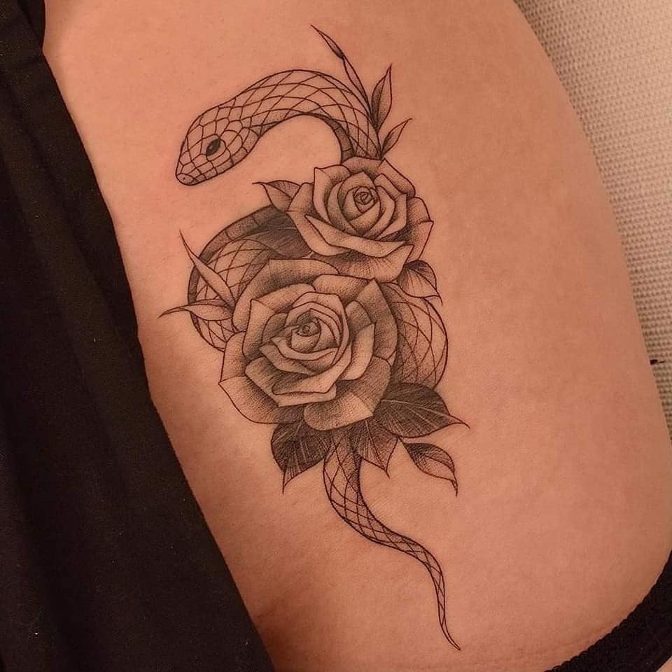 21 Tatuajes aesthetic Bellos pequenos minimalistas con muxo Zoom Serpiente con dos rosas negras