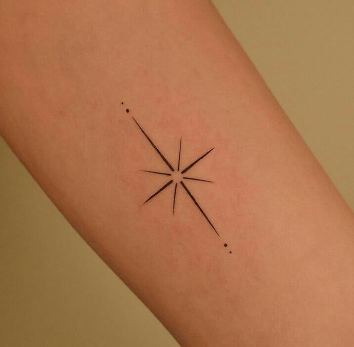 212 Zarte kleine Tattoos Schwarzer, perfekt symmetrischer Stern