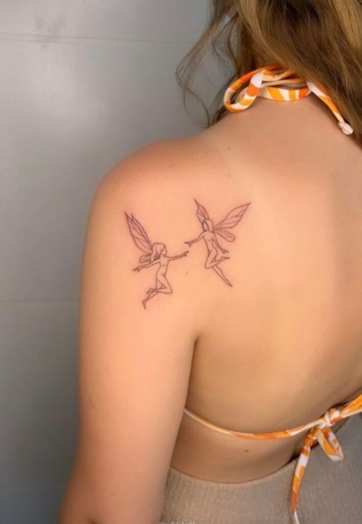 22 Modèles de croquis de tatouages de fées sur l'omoplate deux pour les cousins sœurs pour le toucher