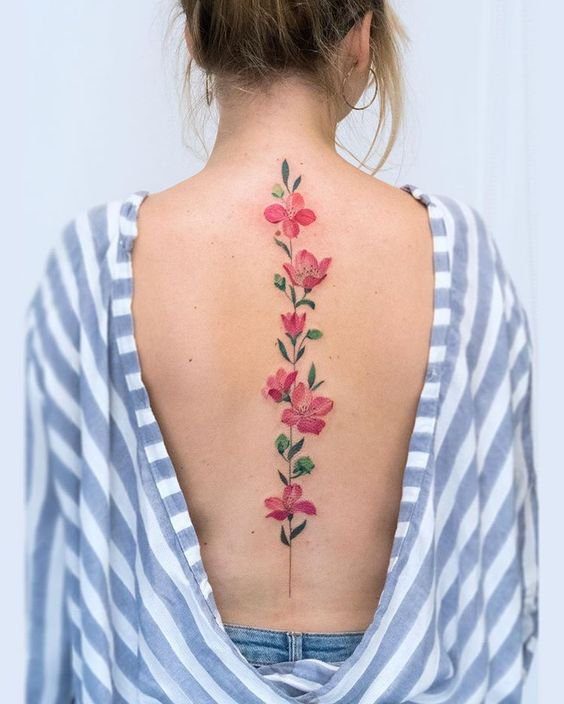 23 Tatuaggi sulla schiena della donna sulla schiena Foglie Fiori rossi