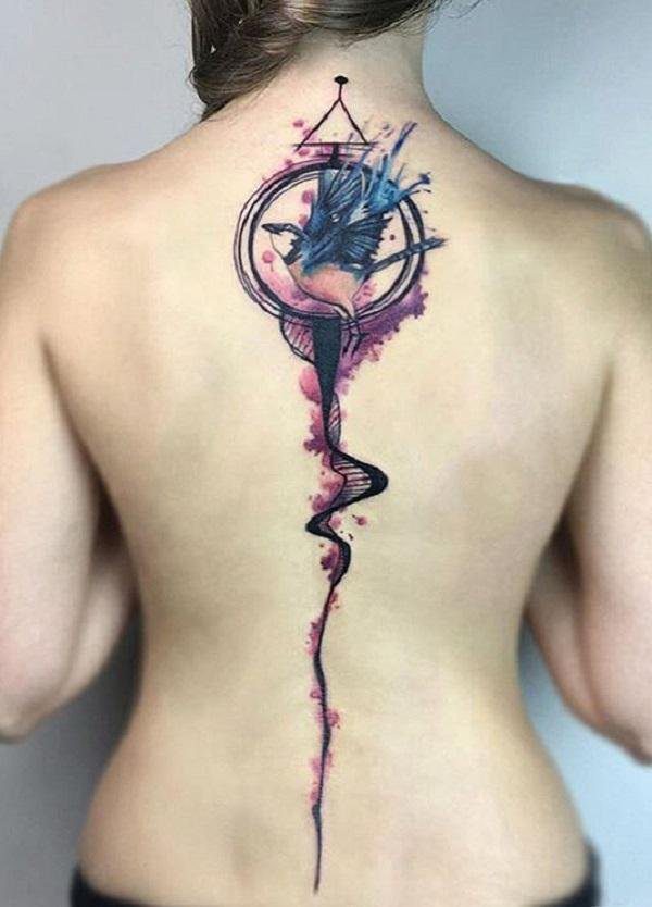 23 Tatuaggi sulla colonna vertebrale della donna sulla schiena Uccello con spirale Genetica