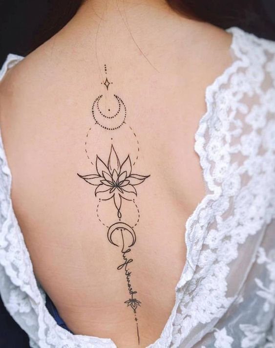24 Tatuaggi sulla colonna vertebrale della donna sul retro Fiore di loto Iscrizione sulla luna