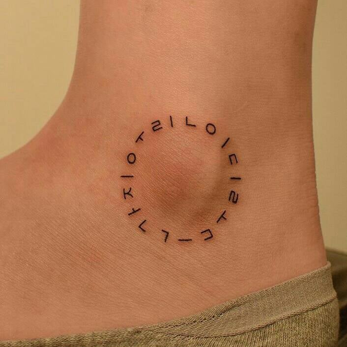 241 petits tatouages noirs délicats Cercle parfait sur l'os de la cheville avec des lettres et des symboles