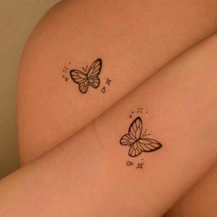 248 Ästhetische Tattoos Wunderschöne kleine minimalistische Zwei Schmetterlinge gepaart mit Sternen