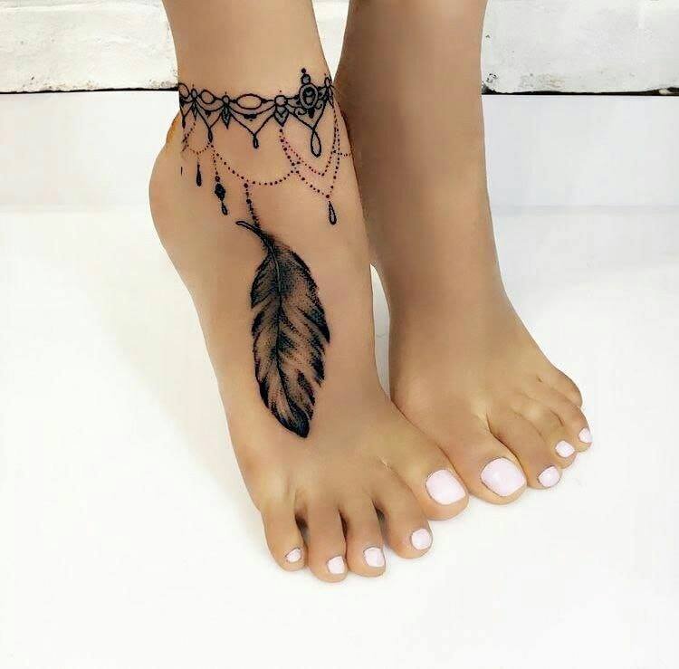 252 tatuagens no pé tornozelo pena indiana com tornozeleira adornada com pingentes