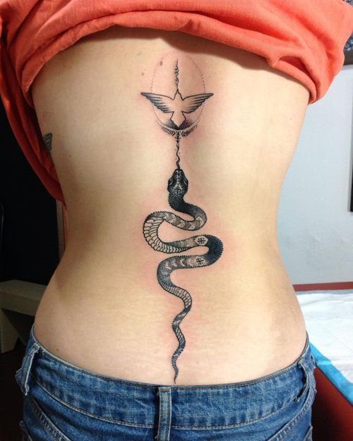 28 Tatuaggi sulla colonna vertebrale della donna sulla schiena: serpente e simbolo con uccello