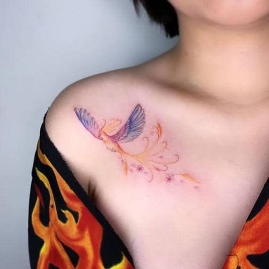 28 Phönix-Vogel-Tattoo auf dem Schlüsselbein, ästhetisches zartes Blau-Orange-Violett