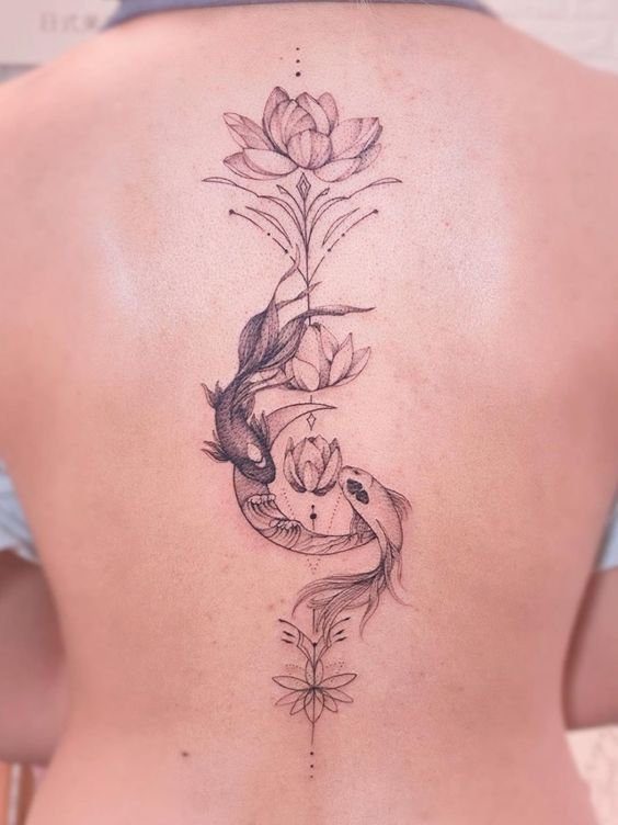29 Mujer columna tatuajes en la espalda Flores de loto y peces koi formando un yin yang