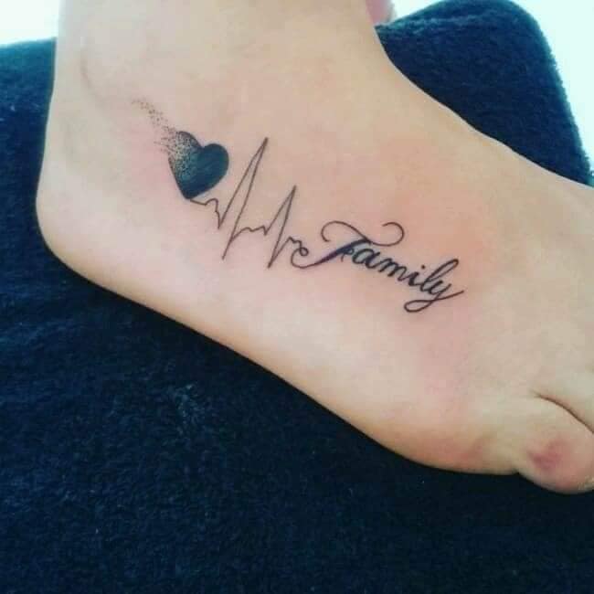 3 TOP 3 tatuaggi Electros sul piede con la scritta Family e un cuore che sfuma su un lato con piccoli puntini che escono