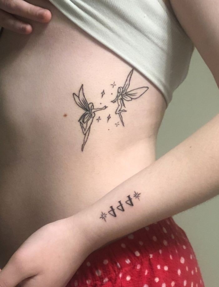 30 Tattoo-Skizzen-Vorlagen von Feen auf den Rippen, die zwei Schwestern oder Freunde berührt haben