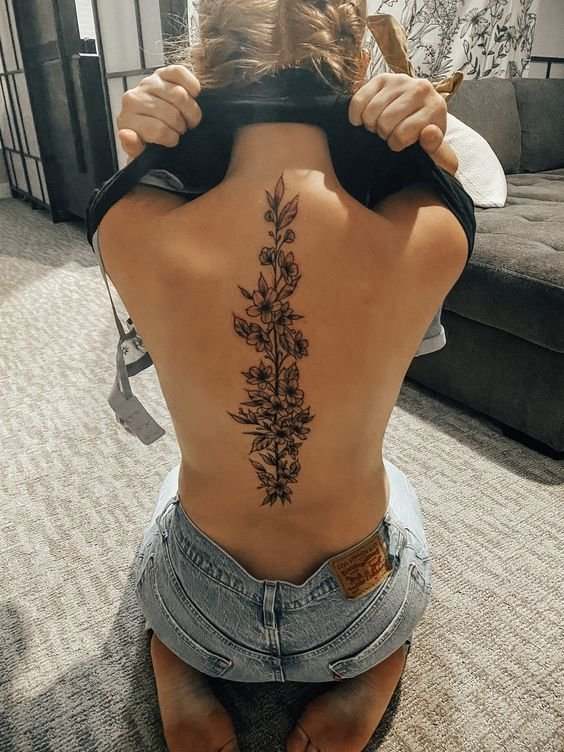 31 Mujer columna tatuajes en la espalda Rama con flores