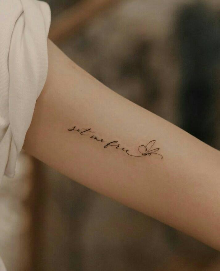 34 wunderschöne schwarze Tattoos mit der Aufschrift „Schmetterling in Tinte“ auf dem Arm „Jet me free take me free“.