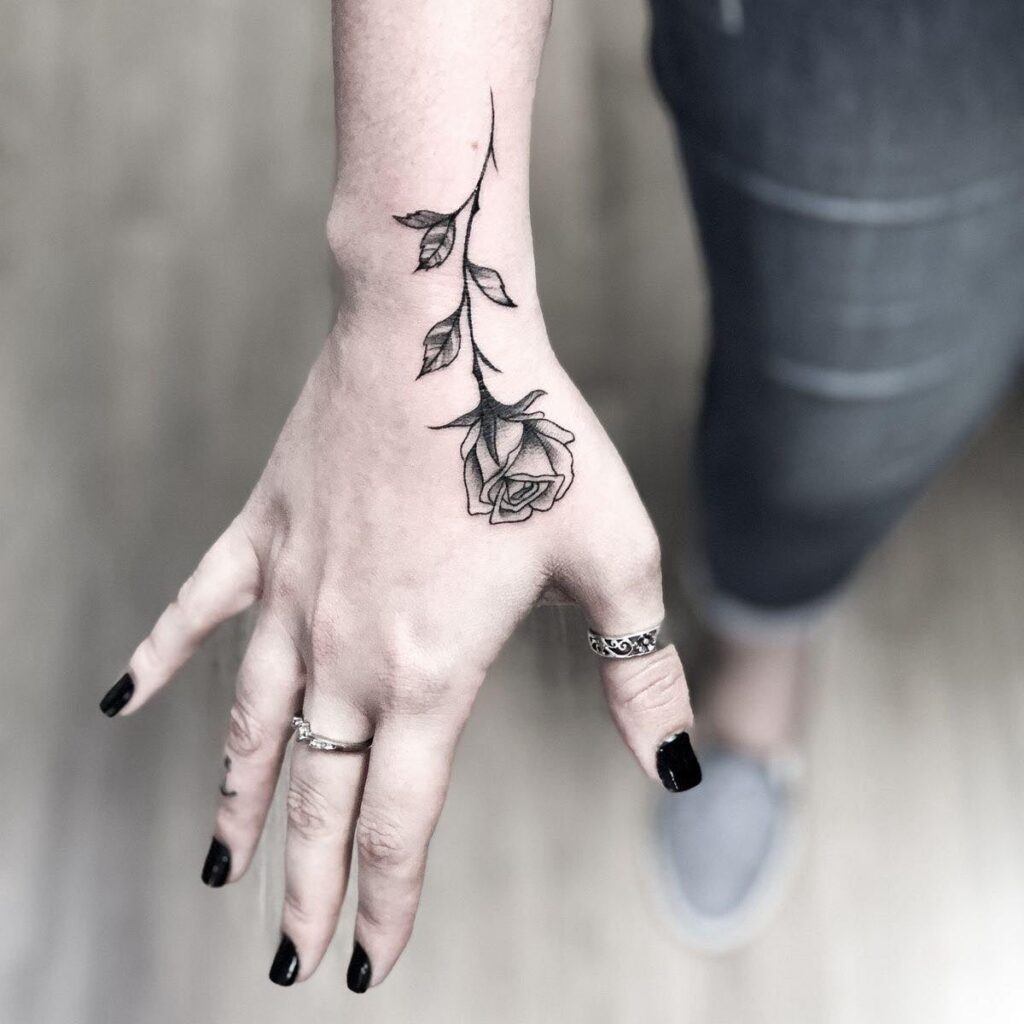 4 TOP 4 Tatuagens de Rosas Negras nas Mãos entre a continuação do dedo indicador e polegar até o pulso a haste