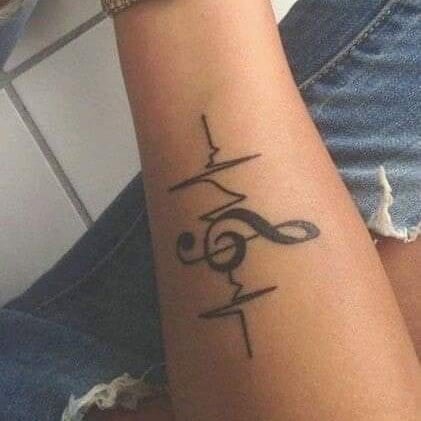 43 Tatuagem Eletrocardiograma Com nota musical clave de sol no antebraço em preto para amantes da música