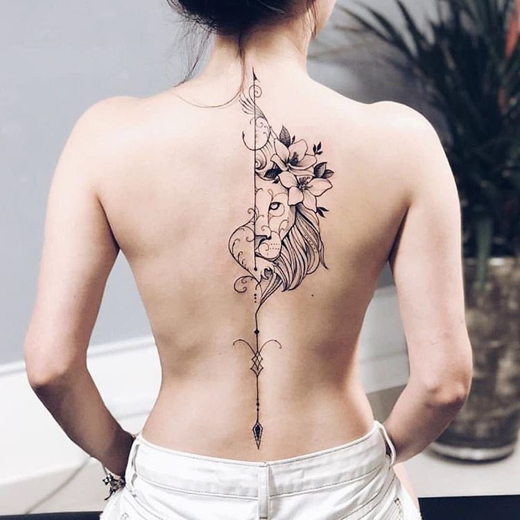 44 Mujer columna tatuajes en la espalda Media cara de Leon con Flores en negro y flecha