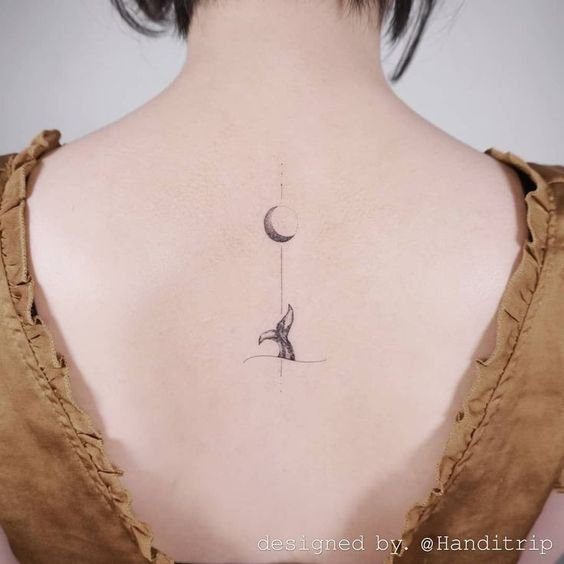 45 Mujer columna tatuajes en la espalda pequena luna linea y cola de ballena