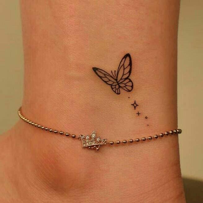 455 tatouages esthétiques Beaux petits papillons minimalistes et étoiles sur le mollet