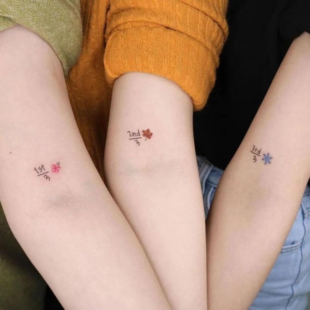 48 Tatuajes para Tres amigas o hermanas o primas flor de primavera hoja de otono cristal de invierno en brazo