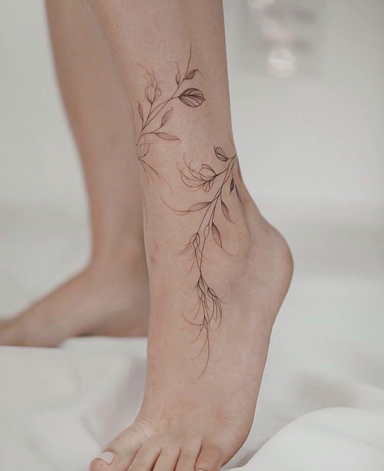 54 tatuagens no tornozelo e no peito do pé Contorno da videira com folhas e brotos