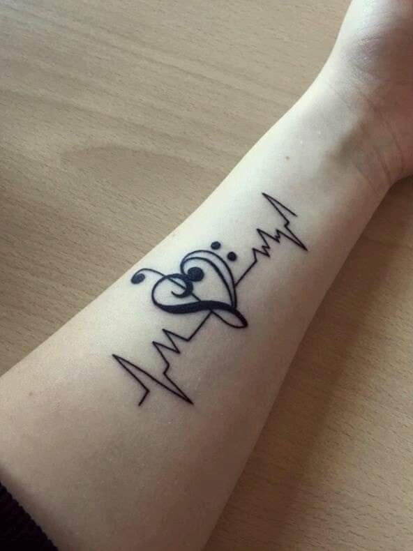 59 Elektrokardiogramm-Tattoos auf dem Unterarm mit Musiknoten in Form eines schwarzen Herzens wie derjenige, der Musik als Gefühl wirklich liebt