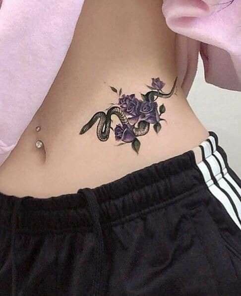 6 tatuagens de abdômen com flores violetas com cobra verde ao lado