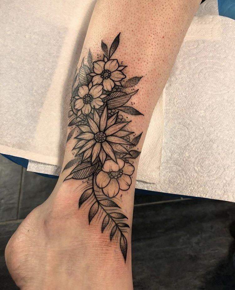62 tatuagens no tornozelo e no peito do pé Flores pretas com pétalas e folhas simétricas geométricas