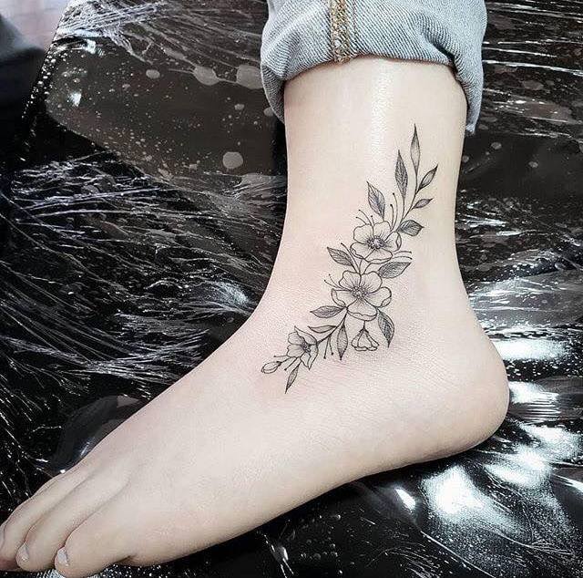 62 Tatuajes en el Tobillo y Empeine Pequeno detalle de flores y hojas negras