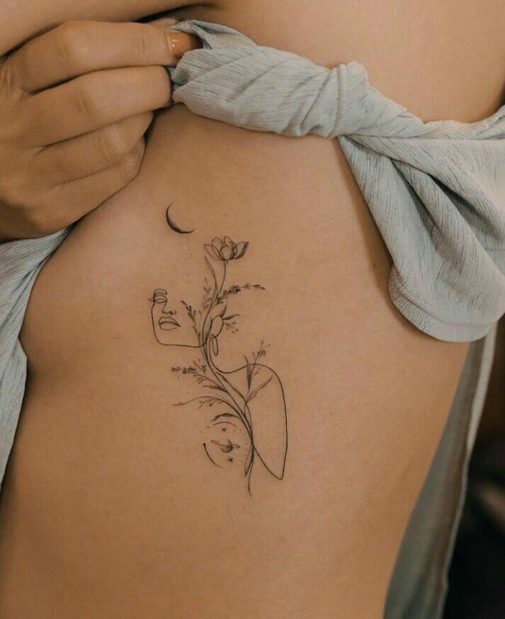 63 wunderschöne schwarze Tattoos, abstrakte Zeichnung einer Frau mit einem Mond, einer Pflanze und Blumen in Schwarz