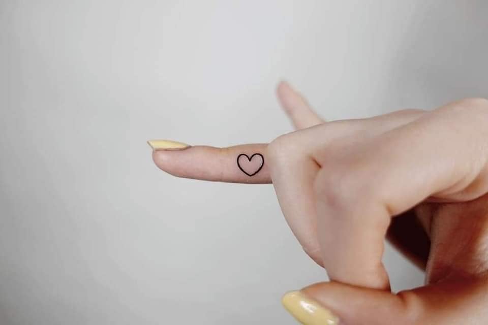 64 Tatuajes Pequenos Esteticos en el dedo corazon contorno